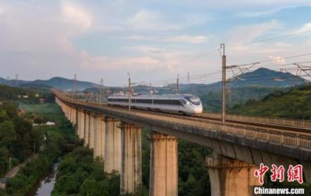 从长沙往返湘潭、株洲，长株潭城际铁路是众多市民青睐的出行方式。　辜鹏博 摄