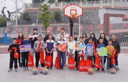 “花儿朵朵爱心志愿服务计划”志愿者团队走进省吉首市泸溪县。