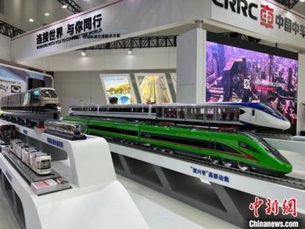 中国中车展出的“复兴号”动车模型等。　刘曼 摄