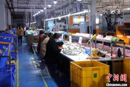 荣景鞋业生产车间。　安仁县产业开发区供图