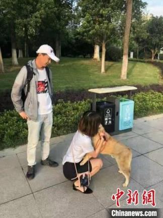 刘伟和团队帮助一位女士找到宠物狗。　受访者供图