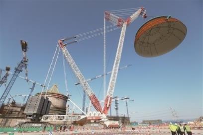 2017年5月25日，中联重科3200吨履带式起重机对“华龙一号”核电站福清核电5号机组穹顶进行吊装。通讯员 摄