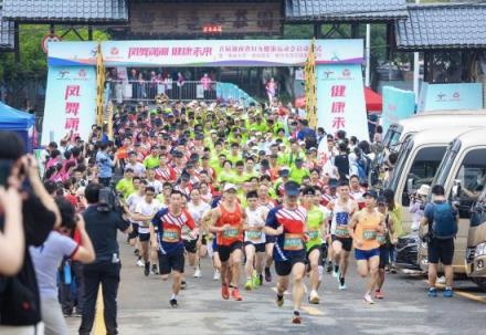 6月12日，首届湖南省妇女健康运动会在郴州西河风光带启动。鲁毅 摄