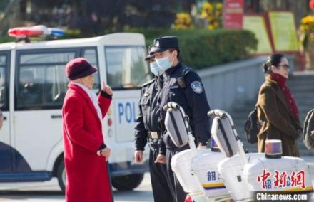 民警守护平安、服务游客，赢得点赞。　韶山冲派出所 供图